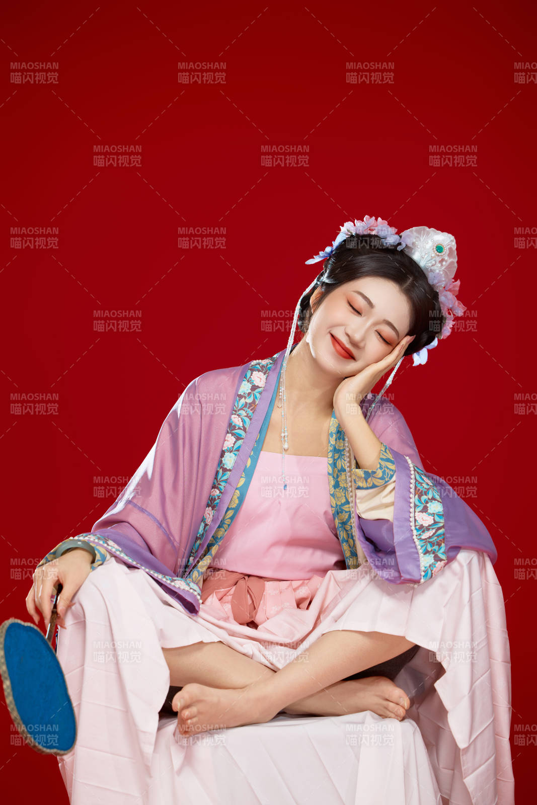 红色背景下身穿中国明朝簪花发饰汉服的美女