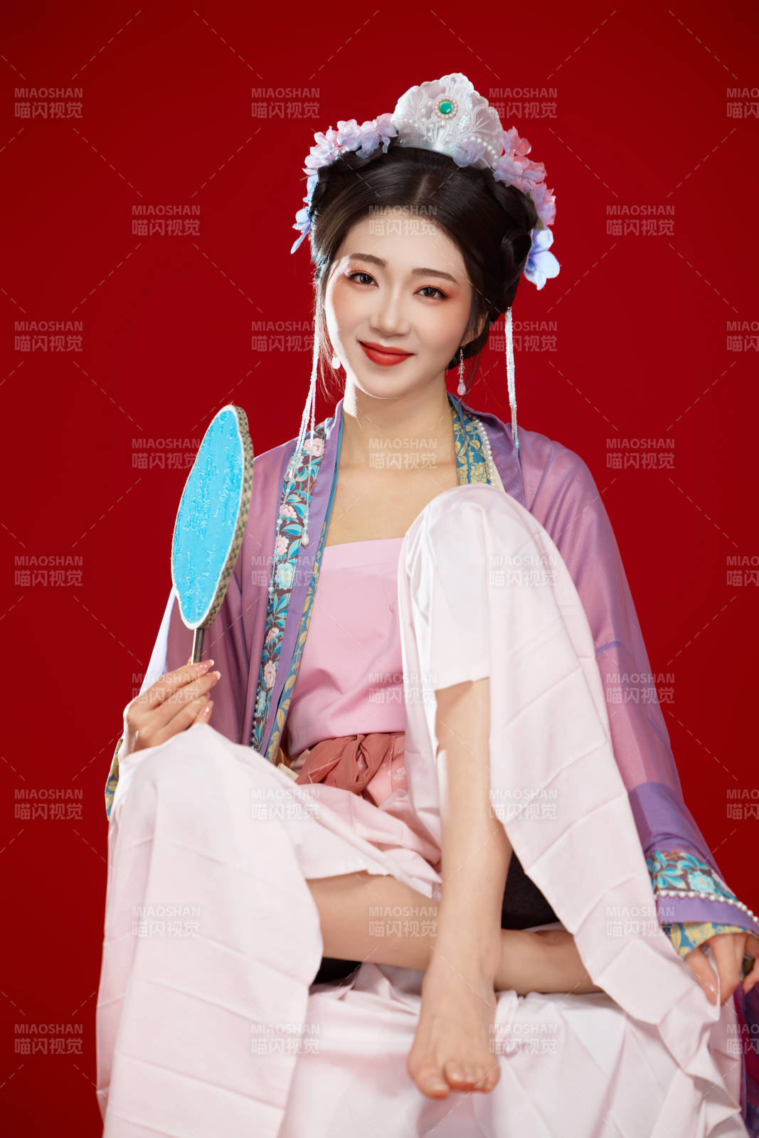 红色背景下身穿中国明朝簪花发饰汉服的美女