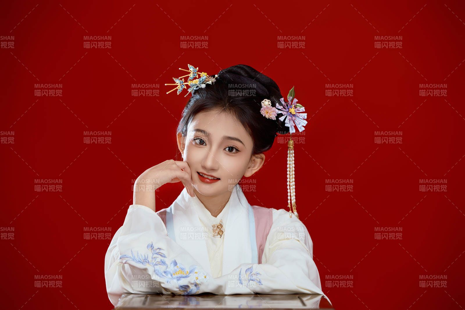 紅色背景下穿著中國明朝明制漢服服飾的少女