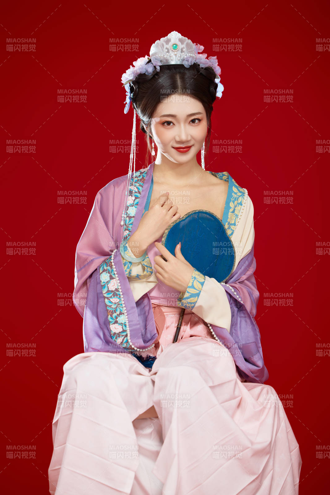 红色背景下身穿中国明朝簪花发饰汉服的美女