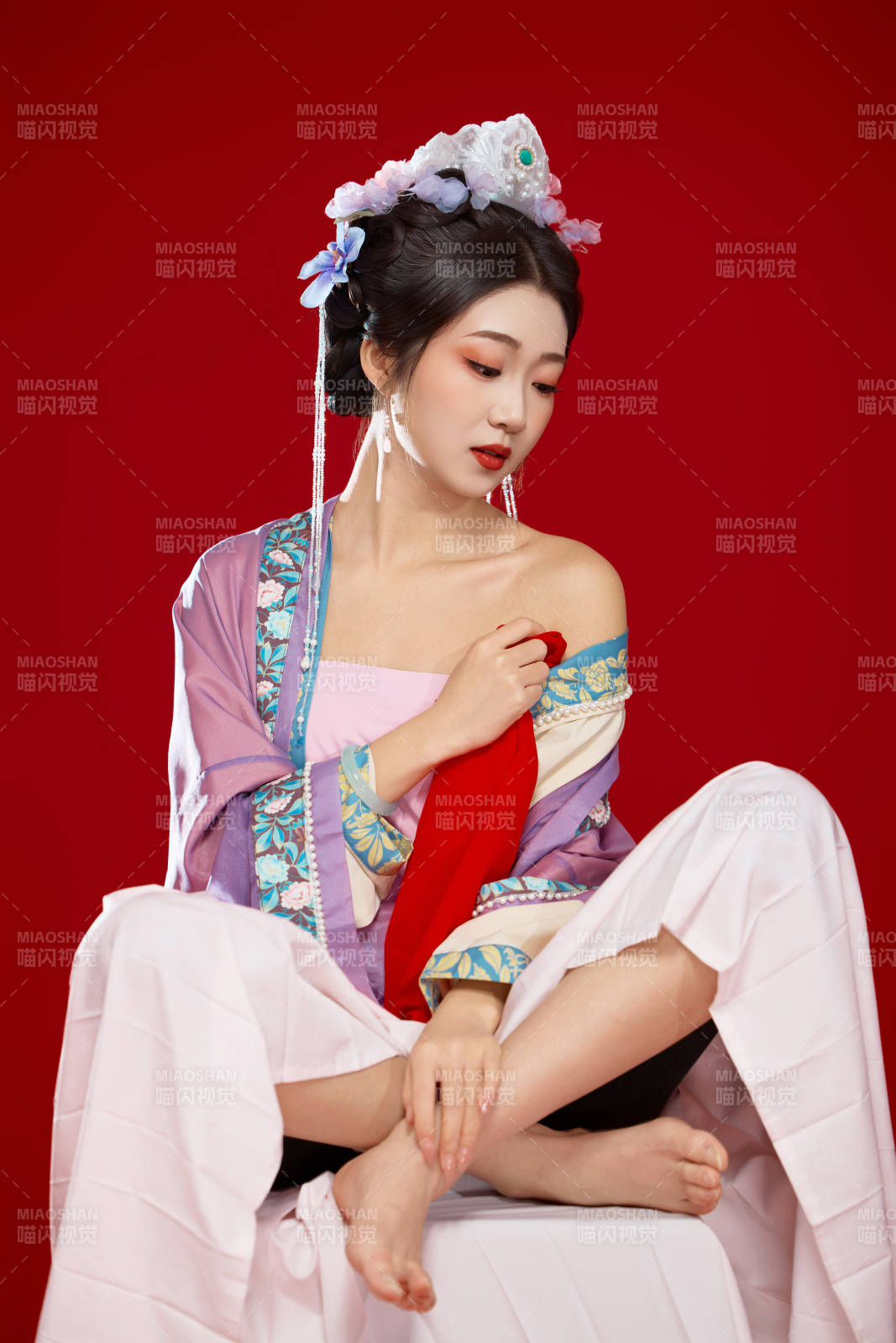 红色背景下身穿中国明朝簪花发饰汉服的美女图片