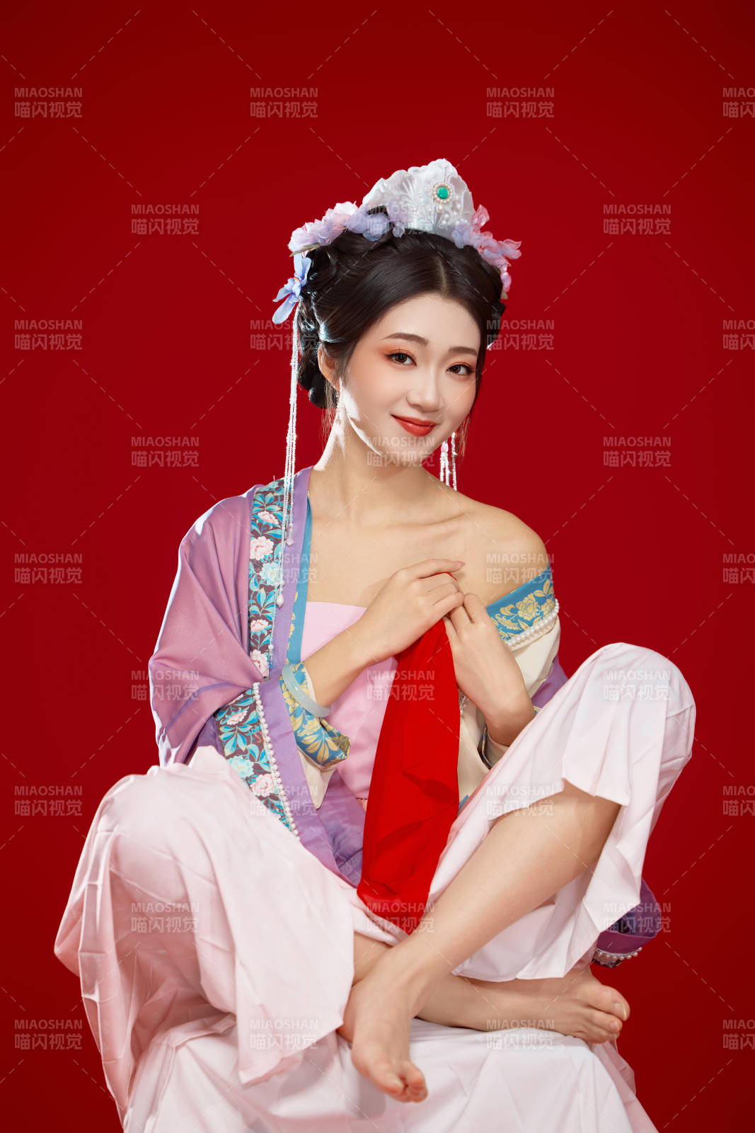 红色背景下身穿中国明朝簪花发饰汉服的美女图片