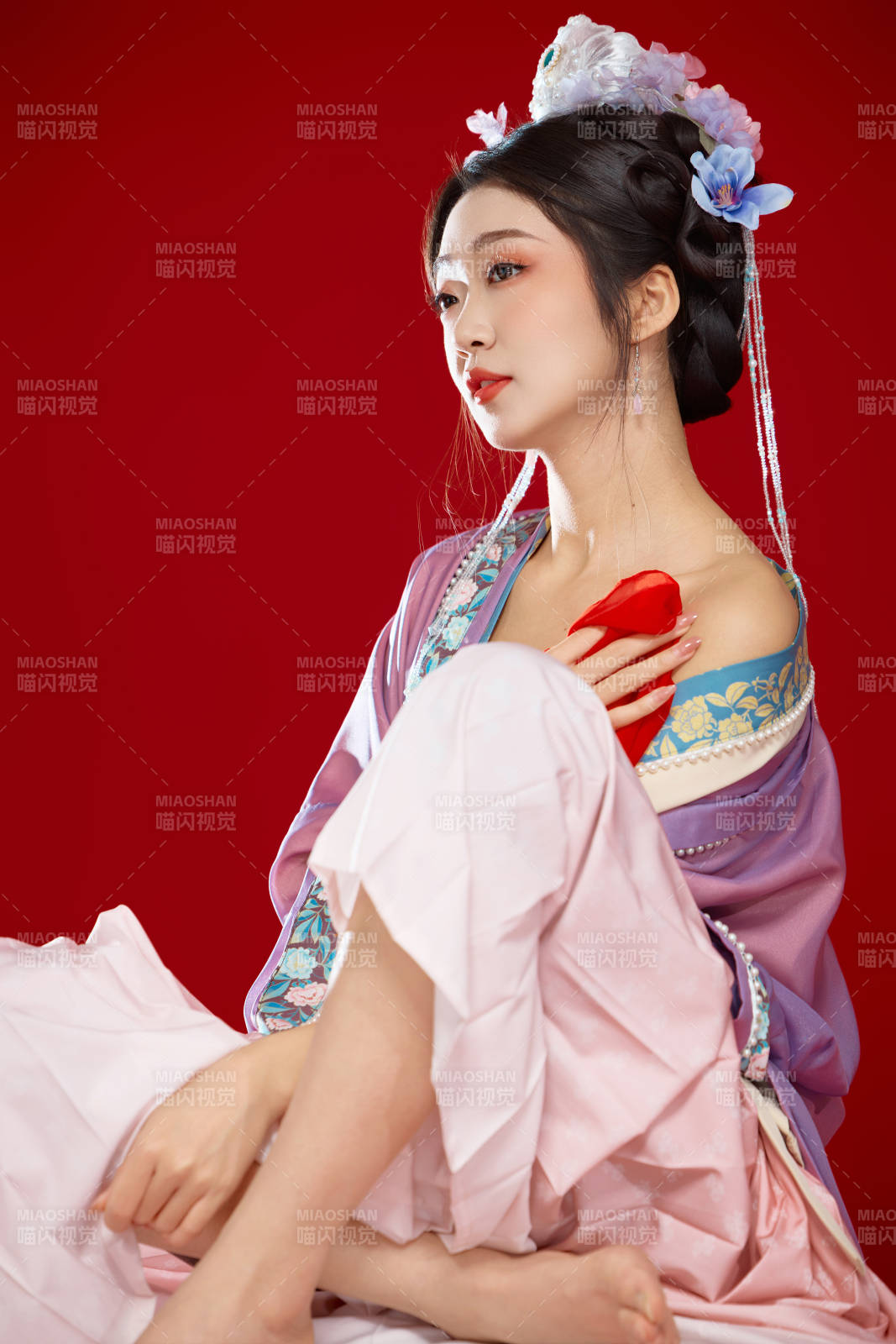 红色背景下身穿中国明朝簪花发饰汉服的美女图片