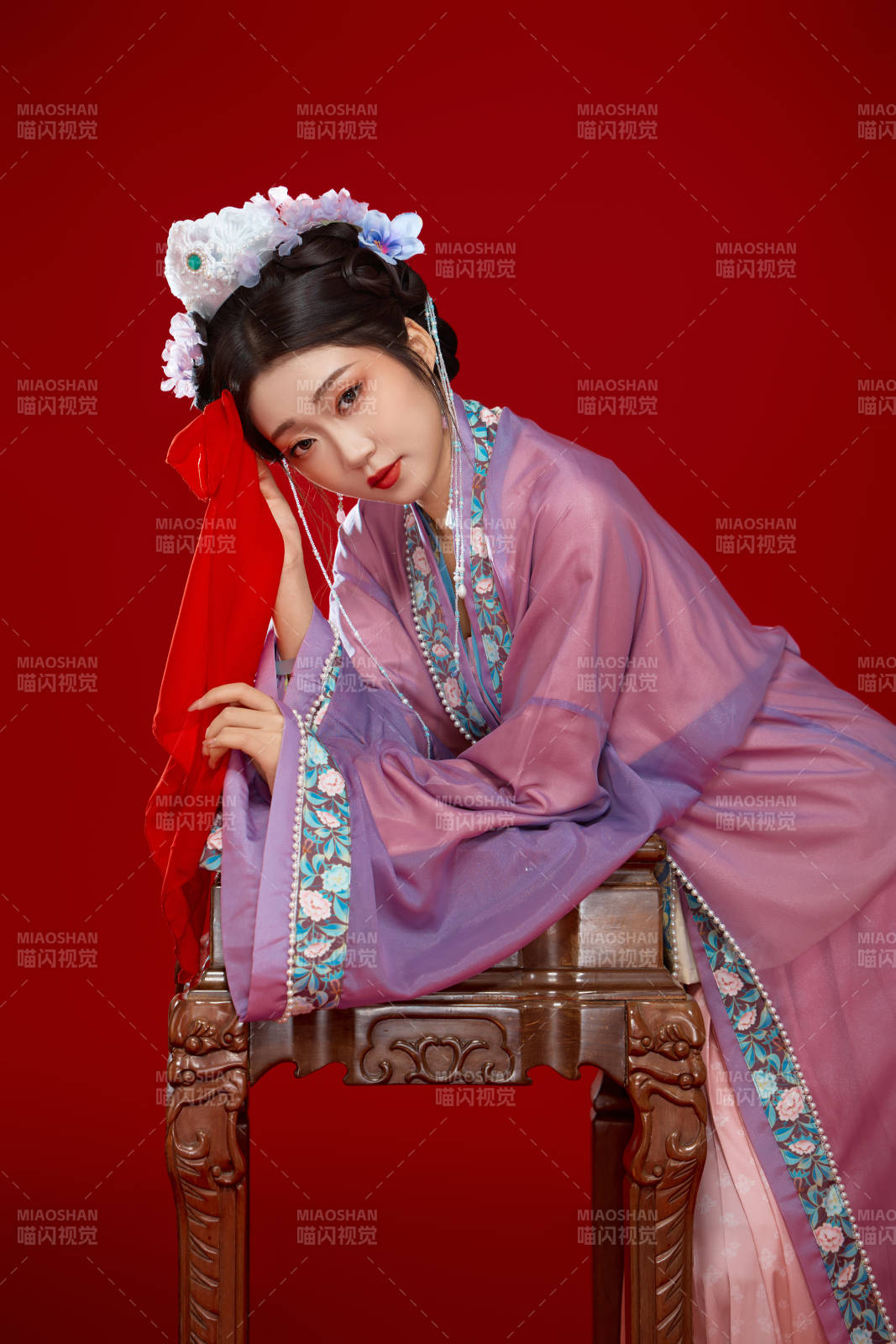 紅色背景下身穿中國明朝簪花發飾漢服的美女