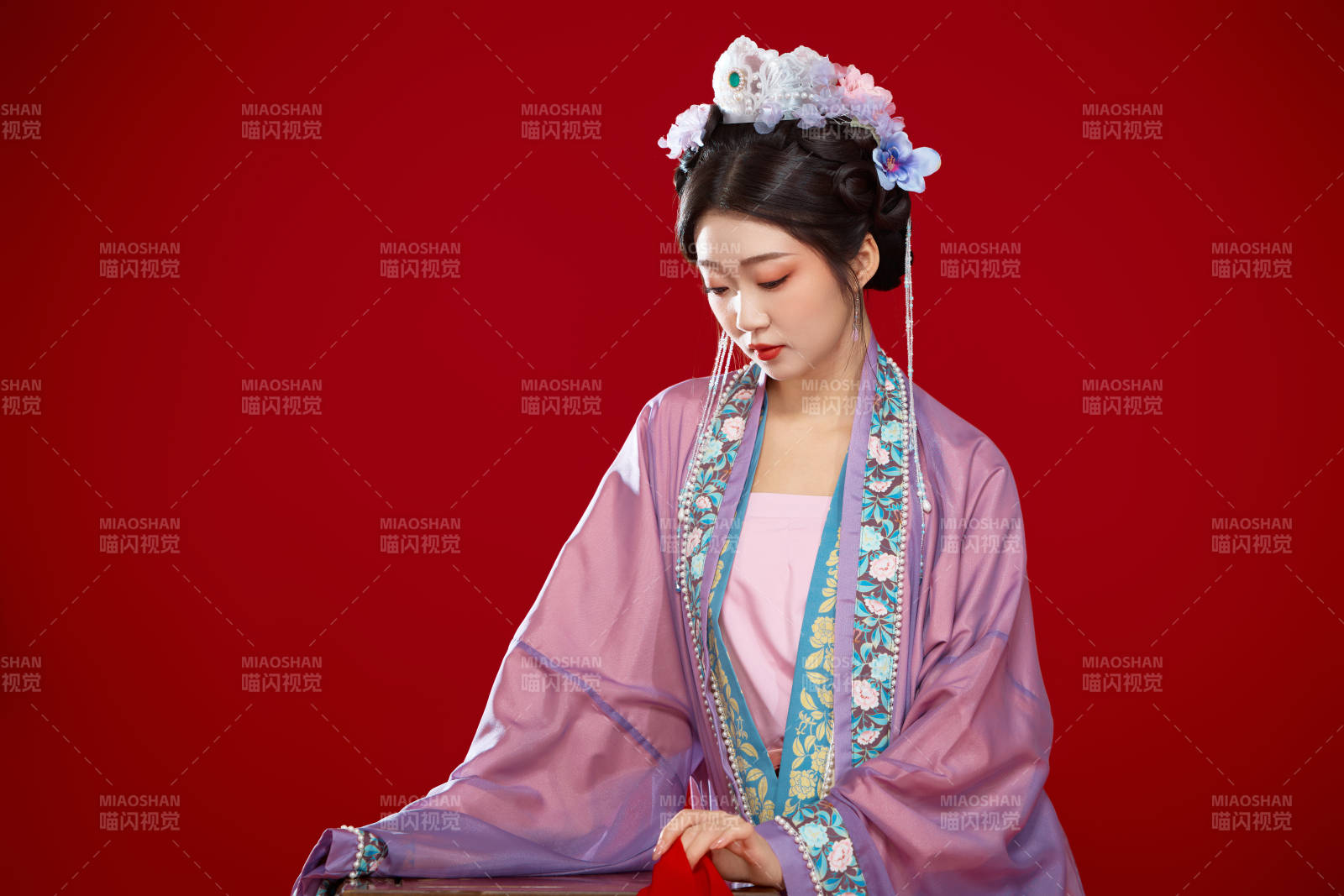 红色背景下身穿中国明朝簪花发饰汉服的美女