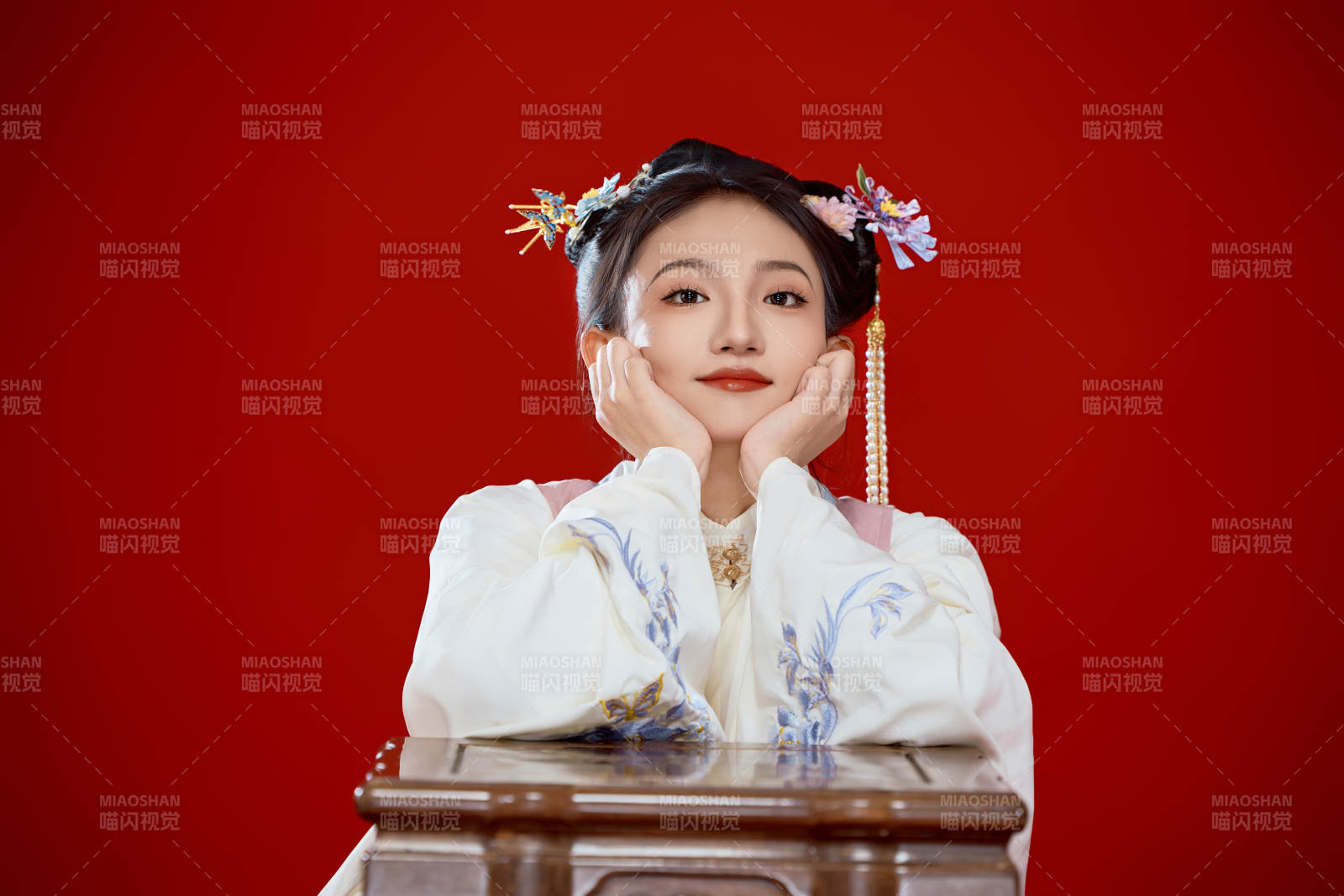 紅色背景下穿著中國明朝明制漢服服飾的少女