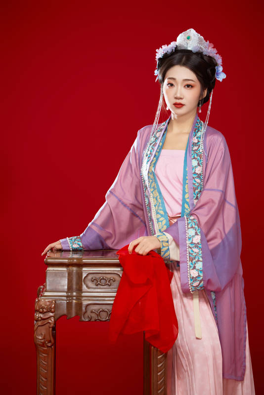 红色背景下身穿中国明朝簪花发饰汉服的美女