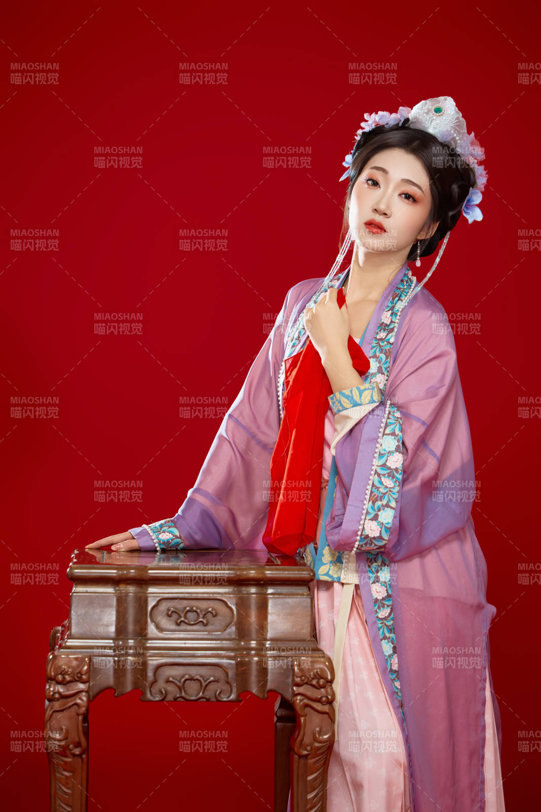 紅色背景下身穿中國(guó)明朝簪花發(fā)飾漢服的美女