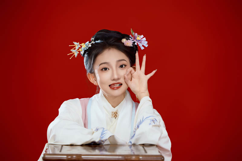红色背景下穿着中国明朝明制汉服服饰的少女