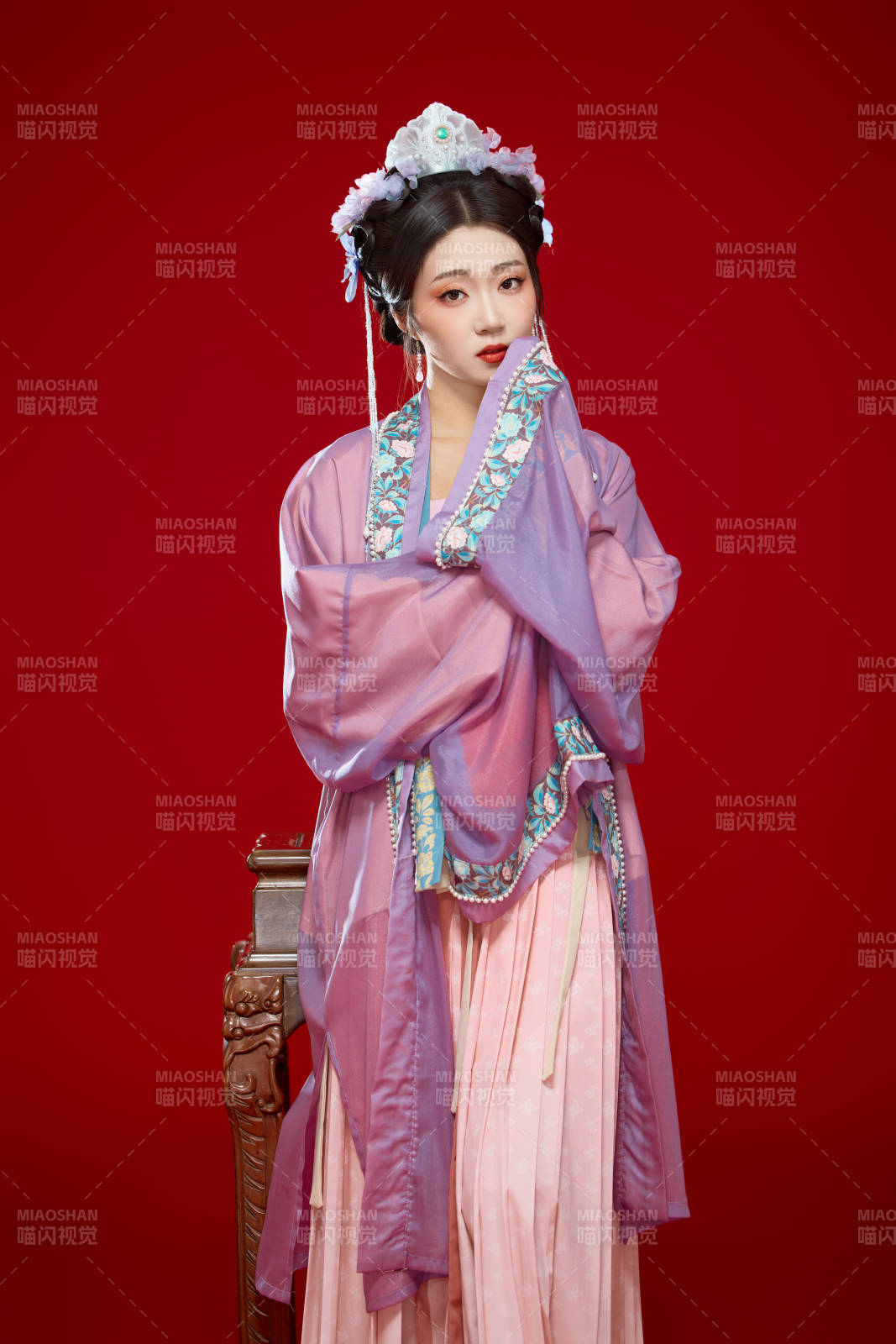 红色背景下身穿中国明朝簪花发饰汉服的美女图片