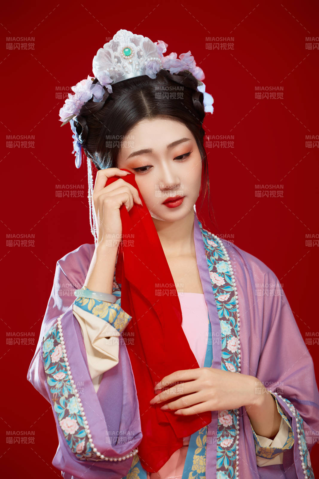 红色背景下身穿中国明朝簪花发饰汉服的美女