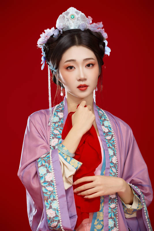 红色背景下身穿中国明朝簪花发饰汉服的美女