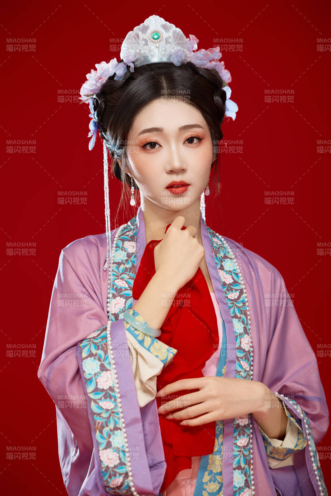 红色背景下身穿中国明朝簪花发饰汉服的美女