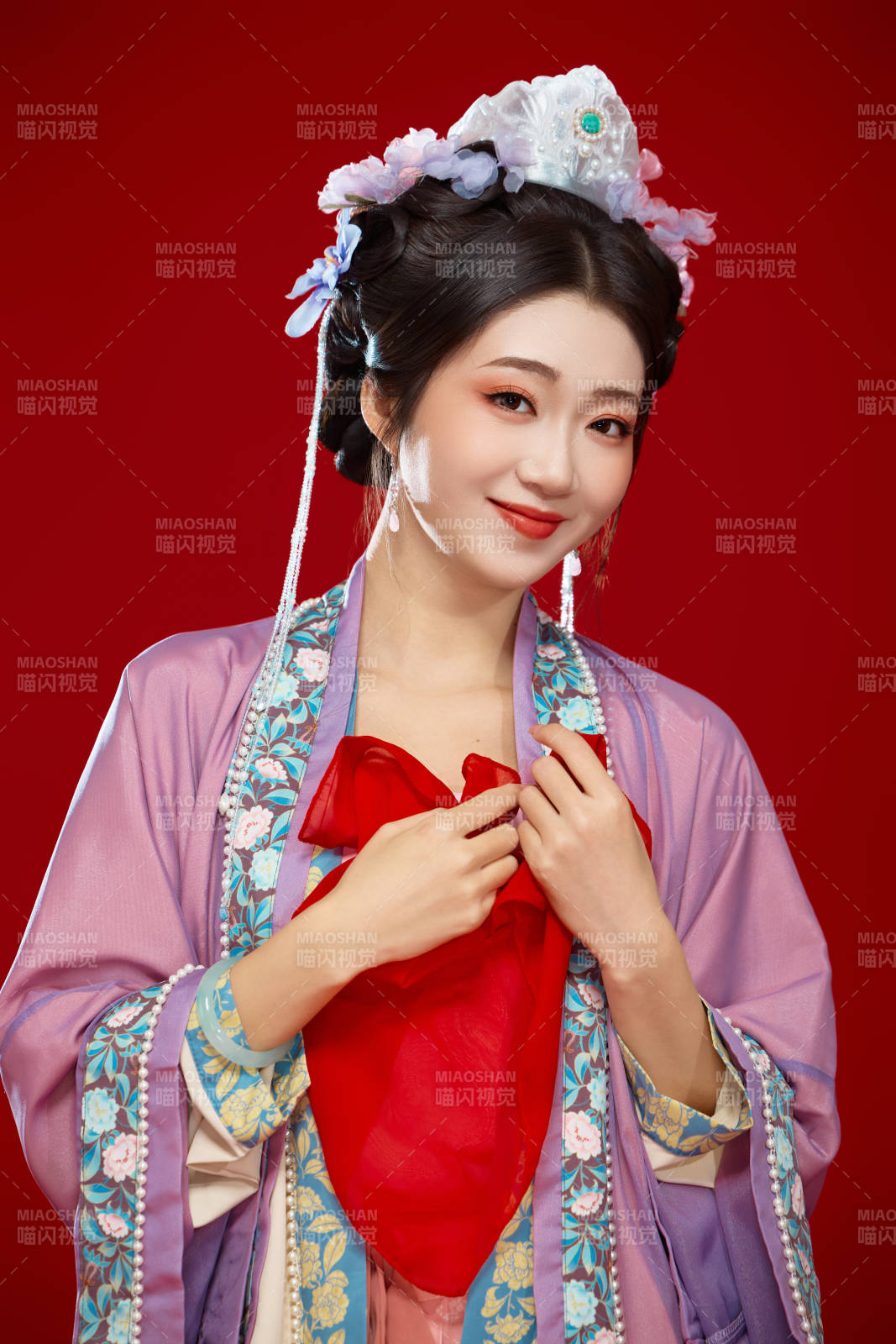 红色背景下身穿中国明朝簪花发饰汉服的美女