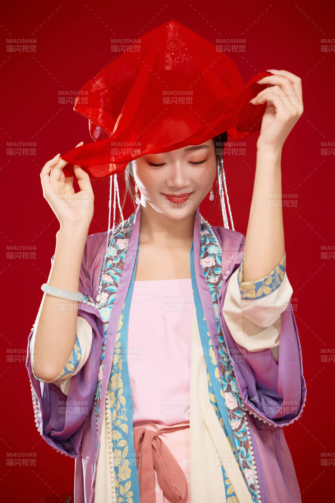 红色背景下身穿中国明朝簪花发饰汉服的美女