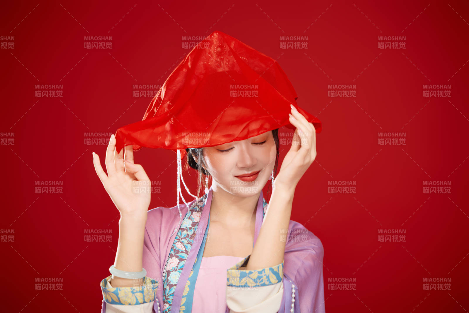 红色背景下身穿中国明朝簪花发饰汉服的美女