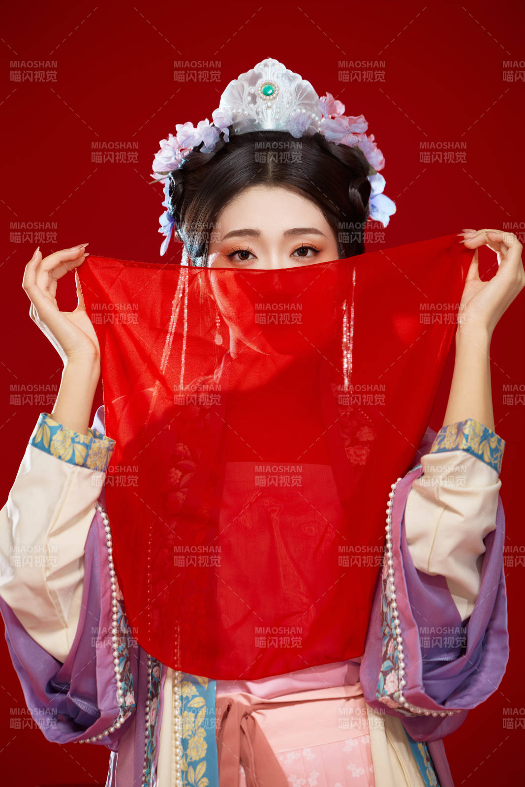 红色背景下身穿中国明朝簪花发饰汉服的美女