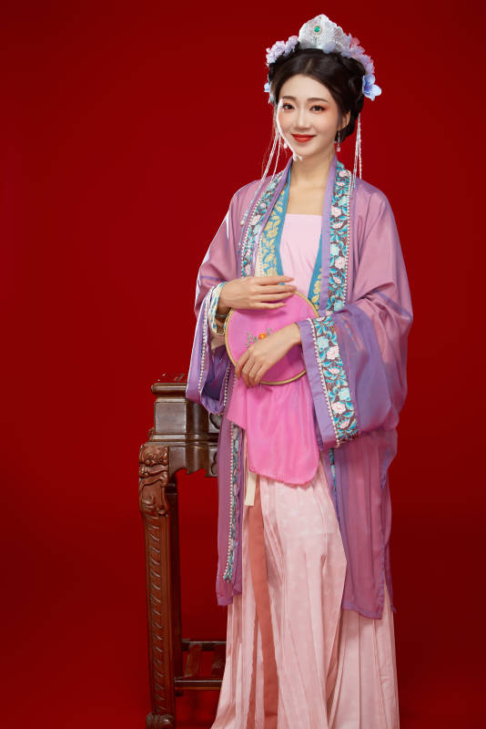 红色背景下身穿中国明朝簪花发饰汉服的美女