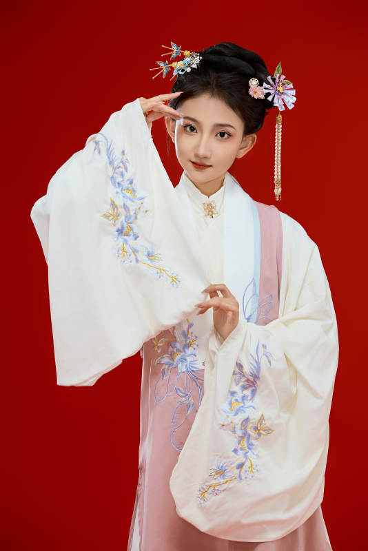 红色背景下穿着中国明朝明制汉服服饰的少女