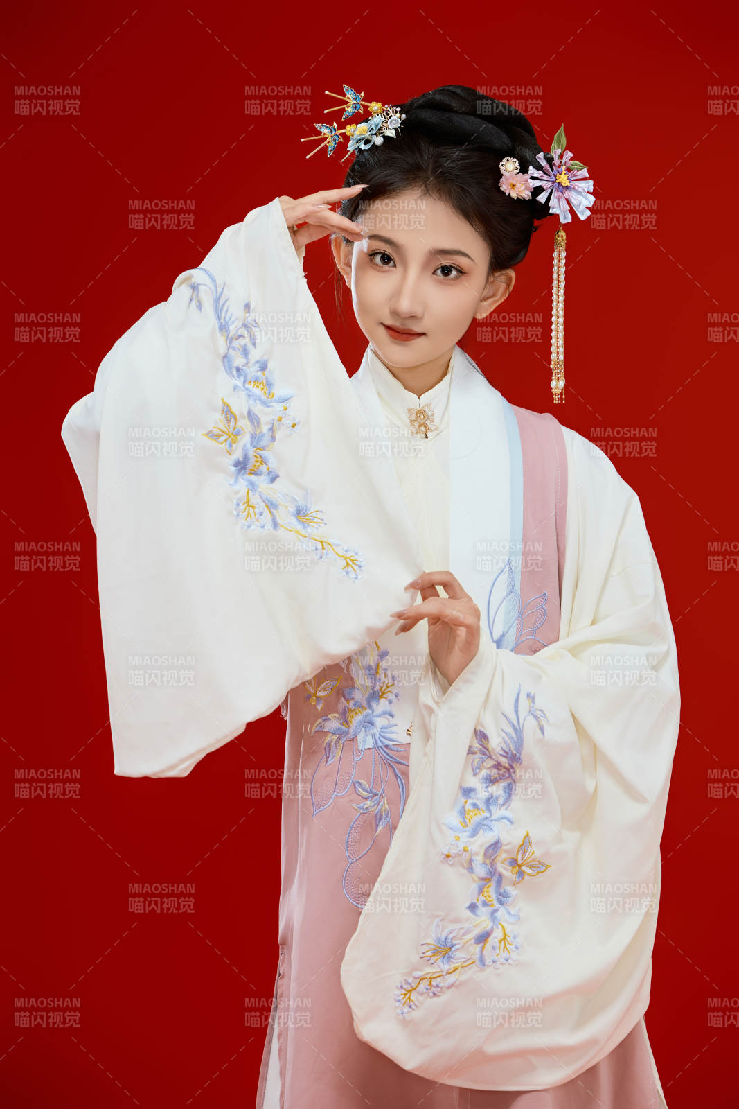 紅色背景下穿著中國明朝明制漢服服飾的少女