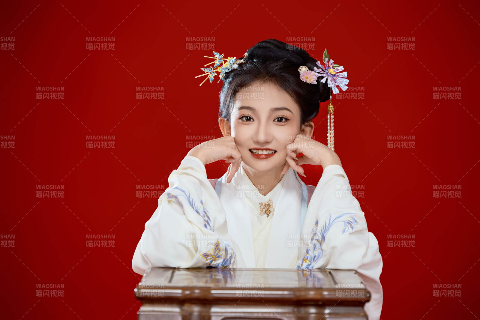 红色背景下穿着中国明朝明制汉服服饰的少女