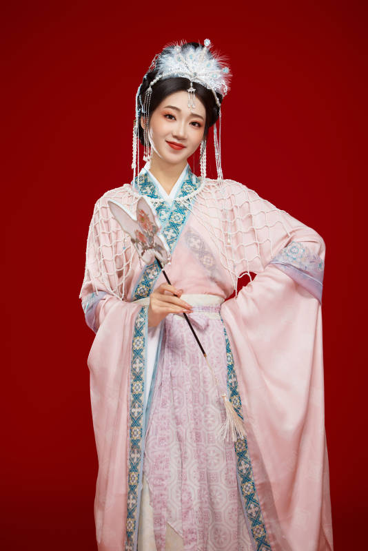 红色背景下身穿中国明朝簪花发饰汉服的美女