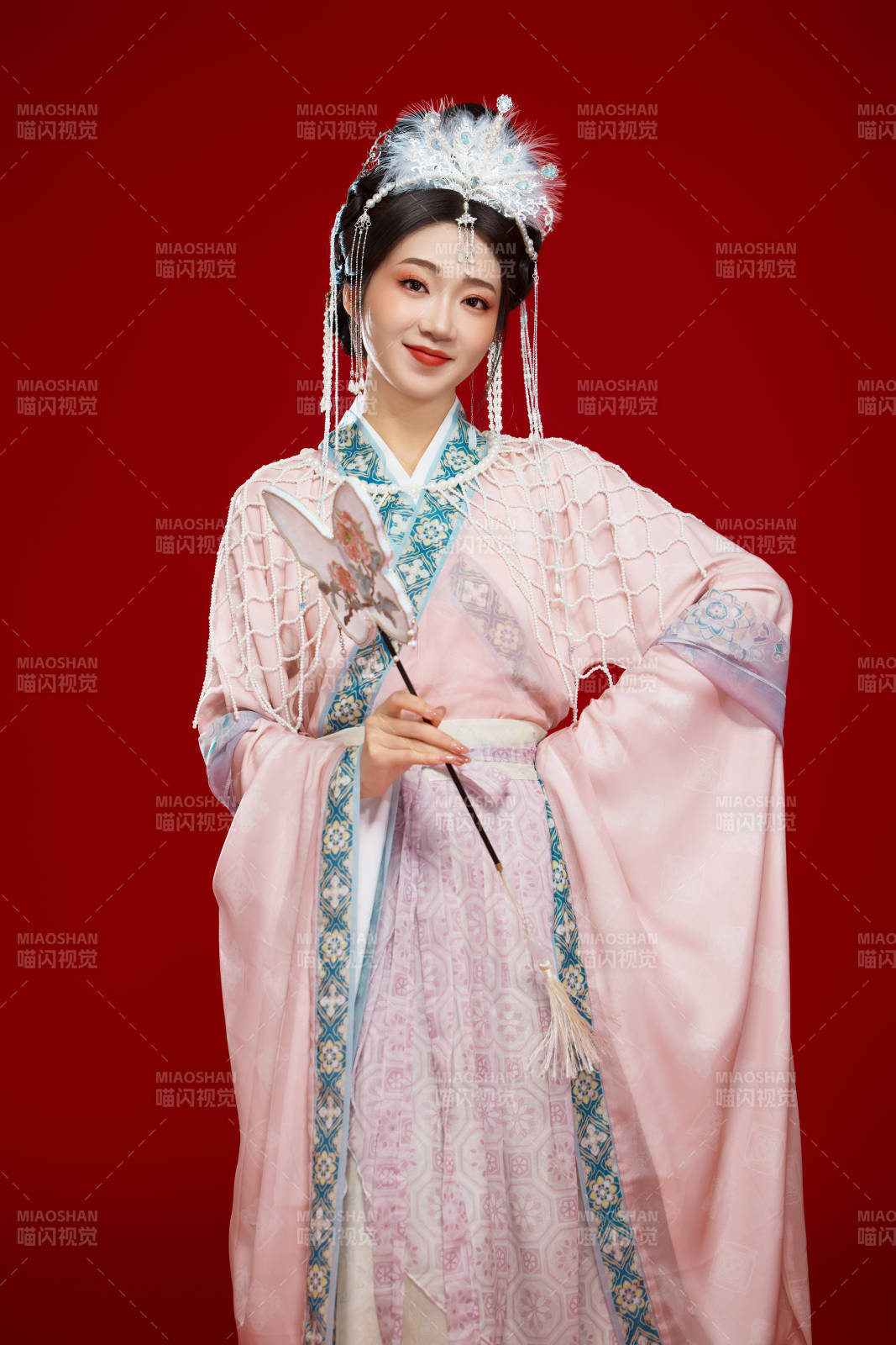 红色背景下身穿中国明朝簪花发饰汉服的美女