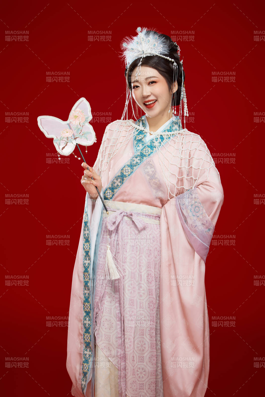 紅色背景下身穿中國明朝簪花發飾漢服的美女