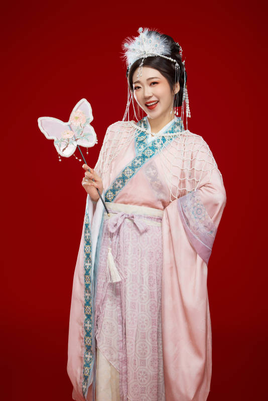 紅色背景下身穿中國明朝簪花發飾漢服的美女