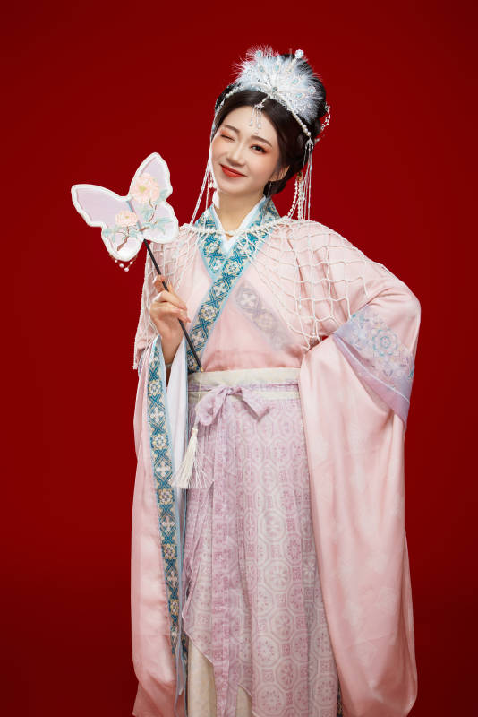 紅色背景下身穿中國明朝簪花發飾漢服的美女