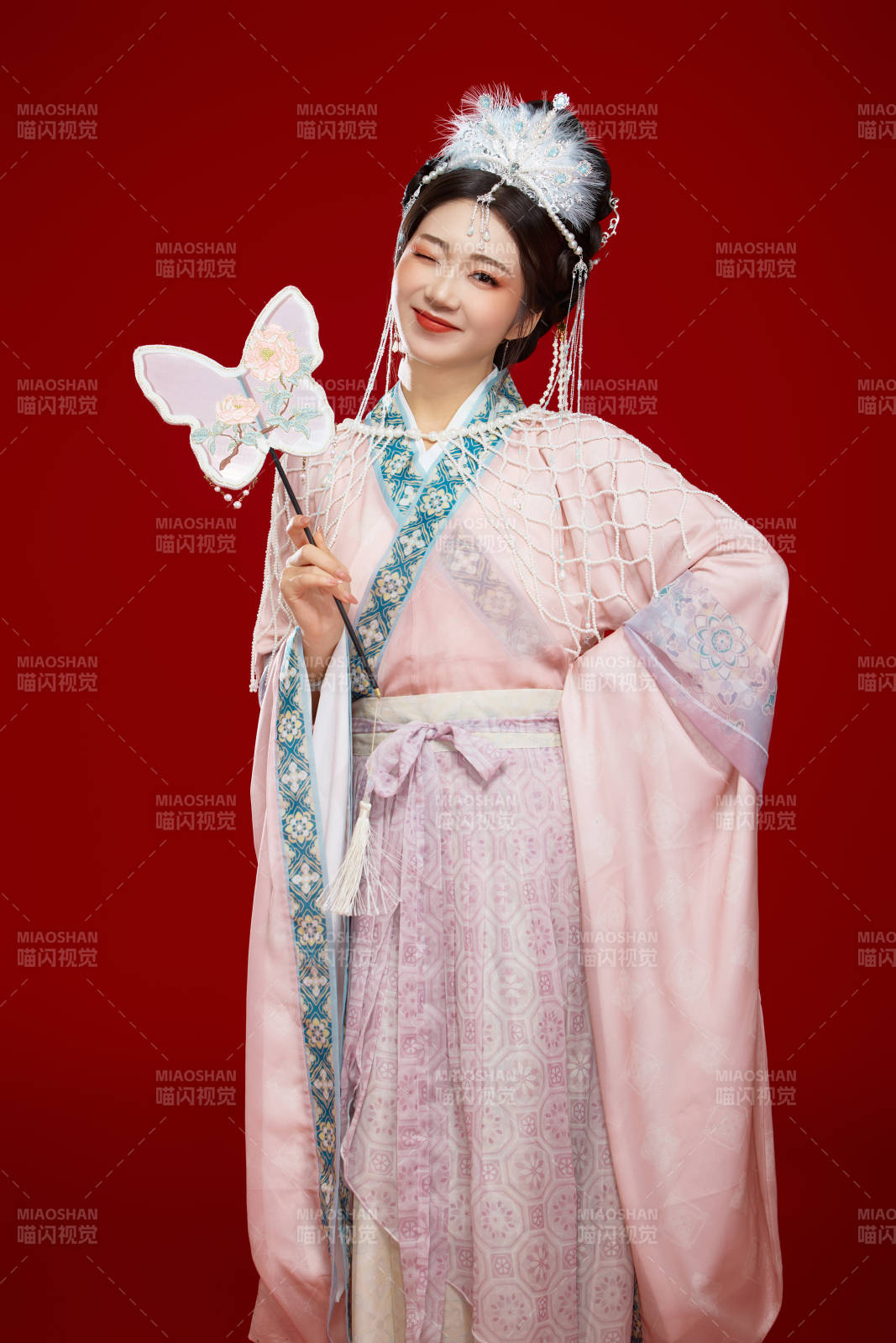 紅色背景下身穿中國明朝簪花發(fā)飾漢服的美女