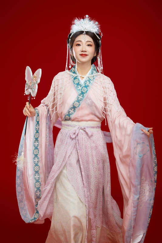 红色背景下身穿中国明朝簪花发饰汉服的美女