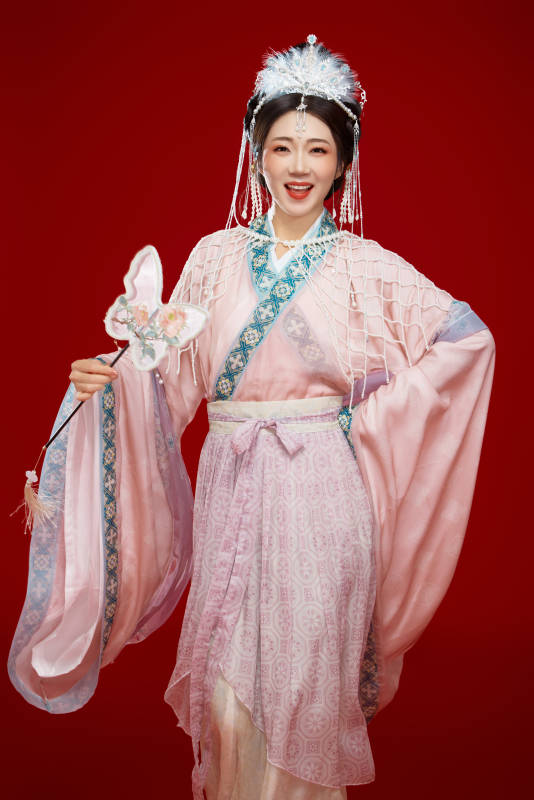 红色背景下身穿中国明朝簪花发饰汉服的美女