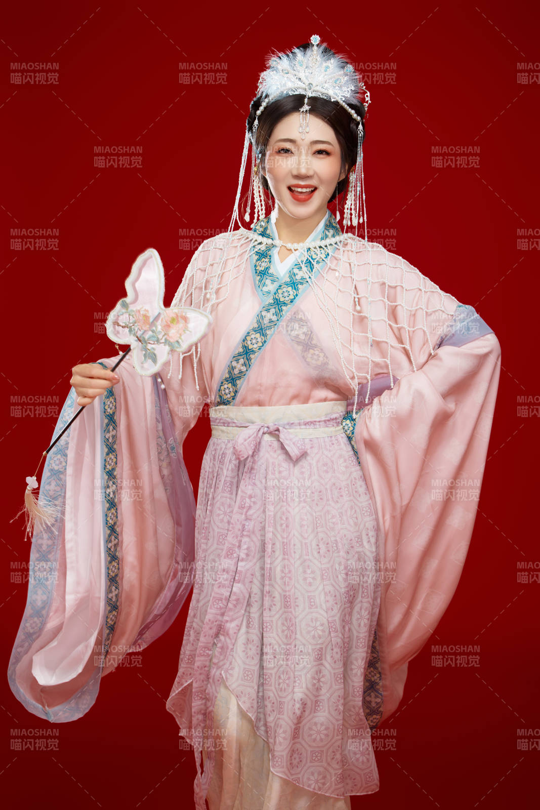 红色背景下身穿中国明朝簪花发饰汉服的美女