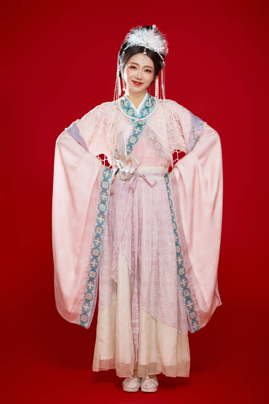 红色背景下身穿中国明朝簪花发饰汉服的美女