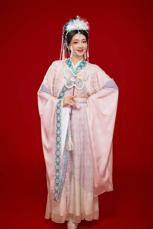 红色背景下身穿中国明朝簪花发饰汉服的美女