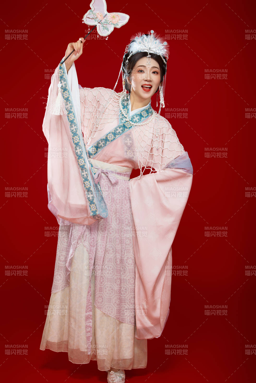 红色背景下身穿中国明朝簪花发饰汉服的美女