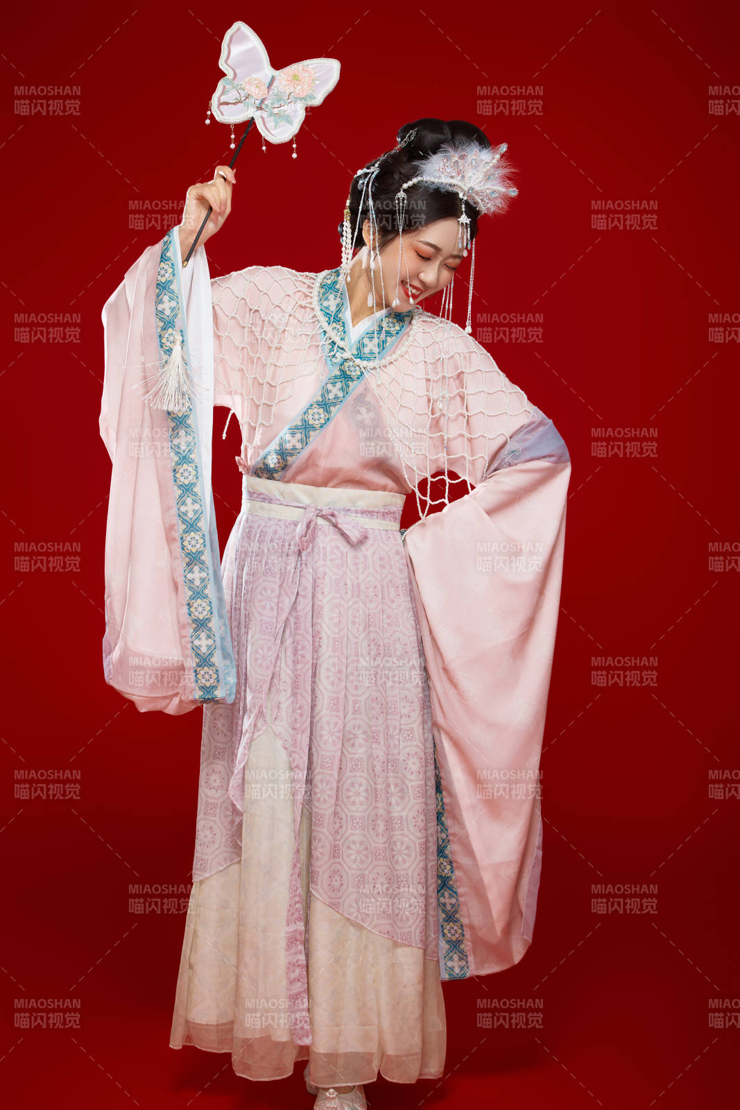 红色背景下身穿中国明朝簪花发饰汉服的美女