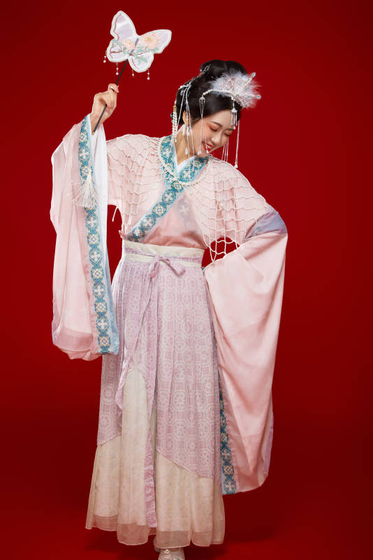 红色背景下身穿中国明朝簪花发饰汉服的美女