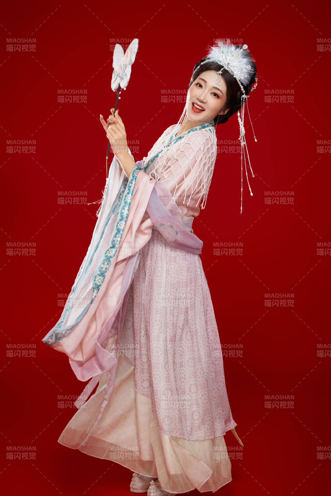 红色背景下身穿中国明朝簪花发饰汉服的美女