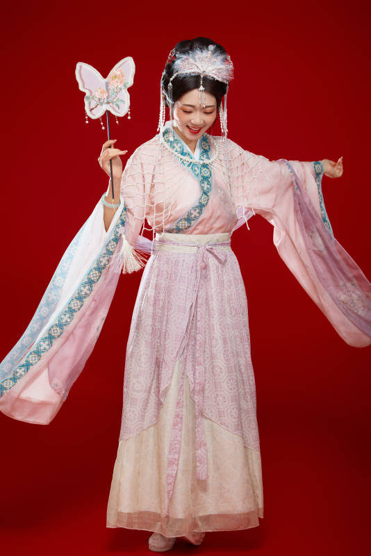 红色背景下身穿中国明朝簪花发饰汉服的美女