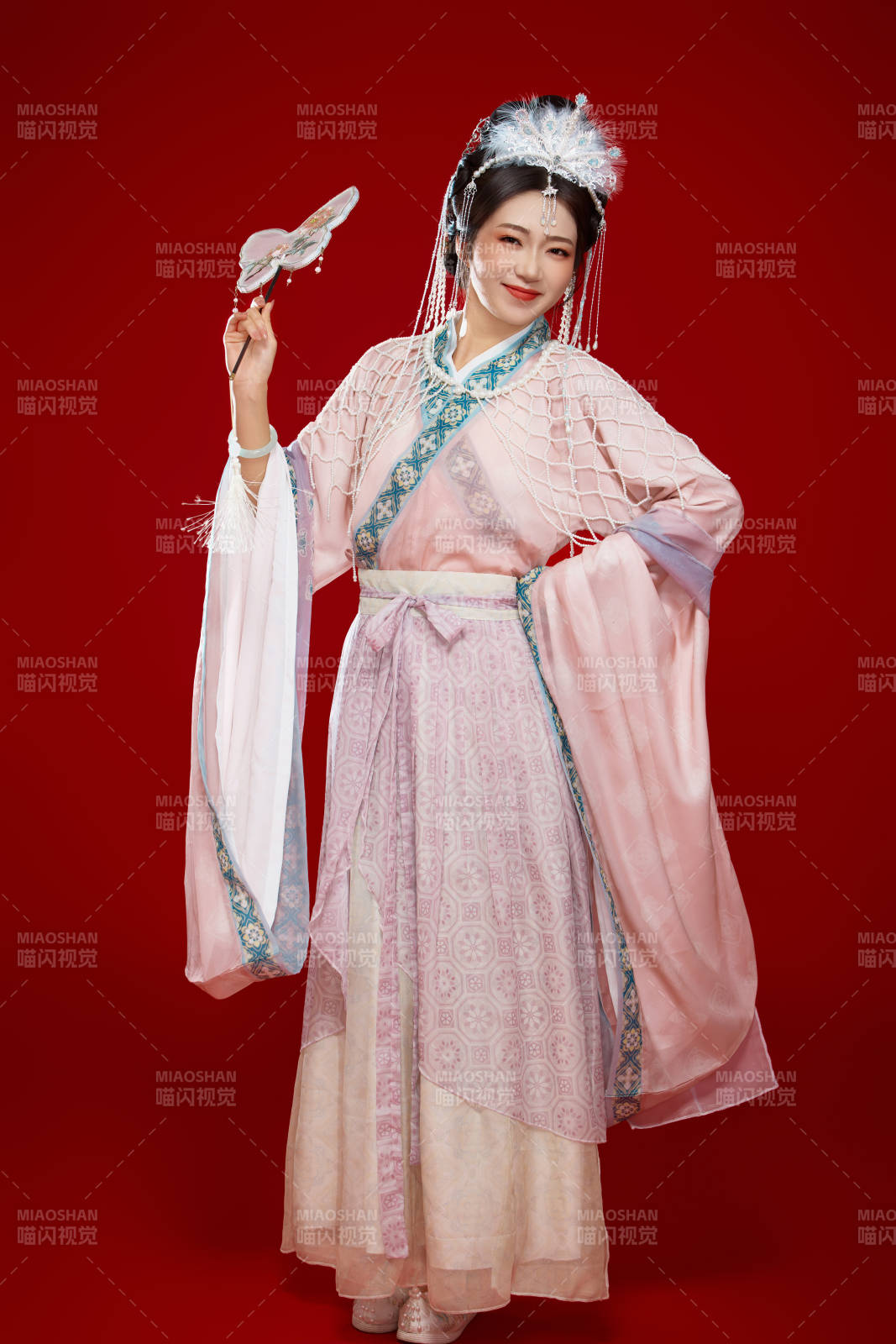 红色背景下身穿中国明朝簪花发饰汉服的美女