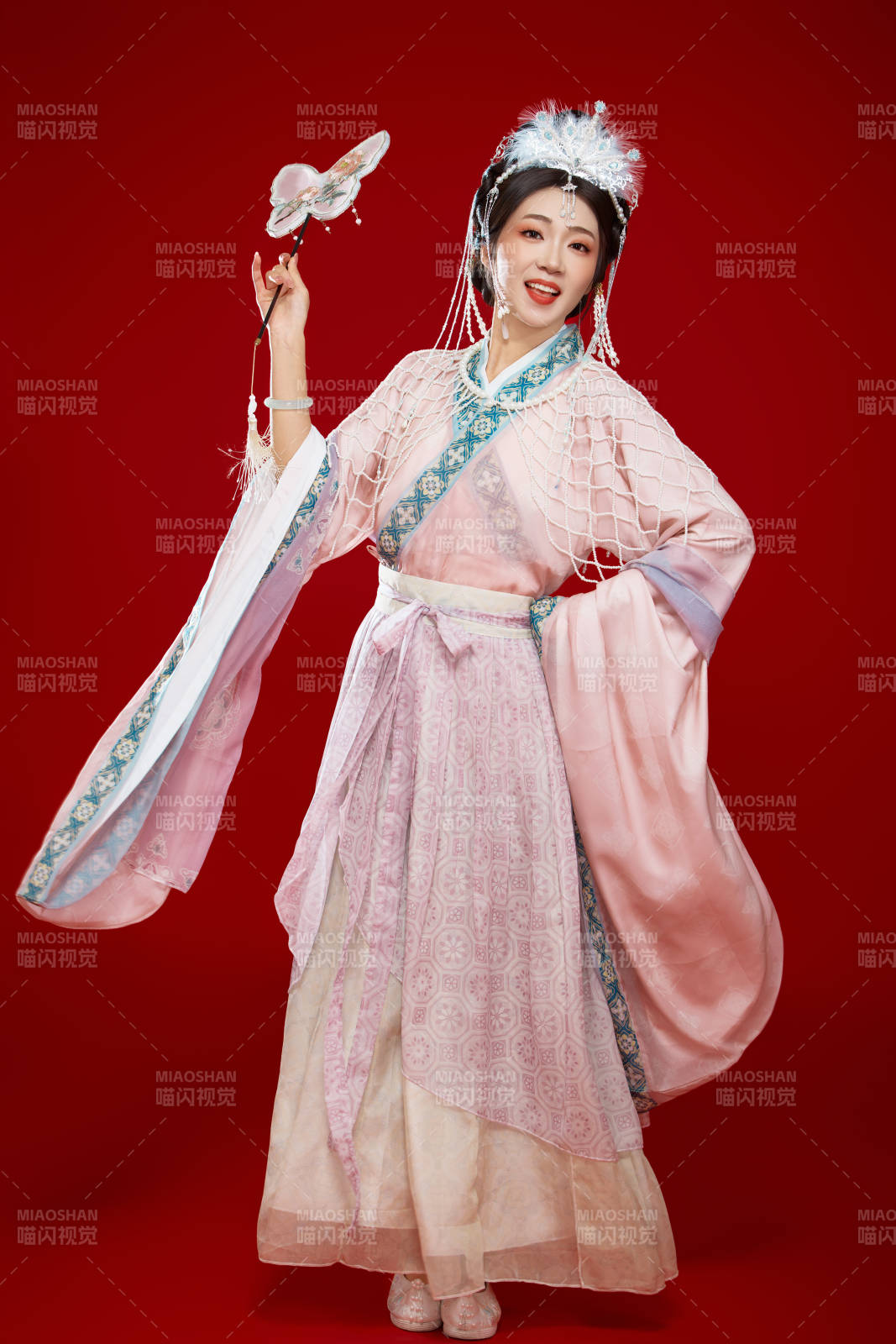 红色背景下身穿中国明朝簪花发饰汉服的美女