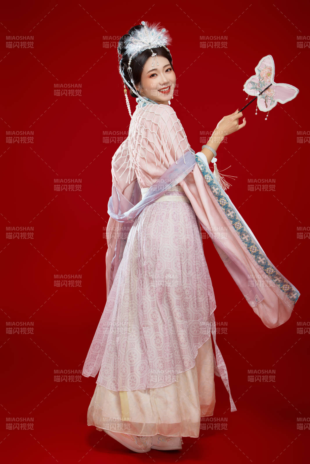 红色背景下身穿中国明朝簪花发饰汉服的美女