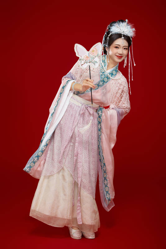 红色背景下身穿中国明朝簪花发饰汉服的美女