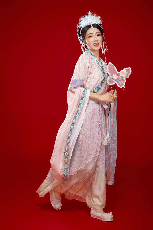 红色背景下身穿中国明朝簪花发饰汉服的美女