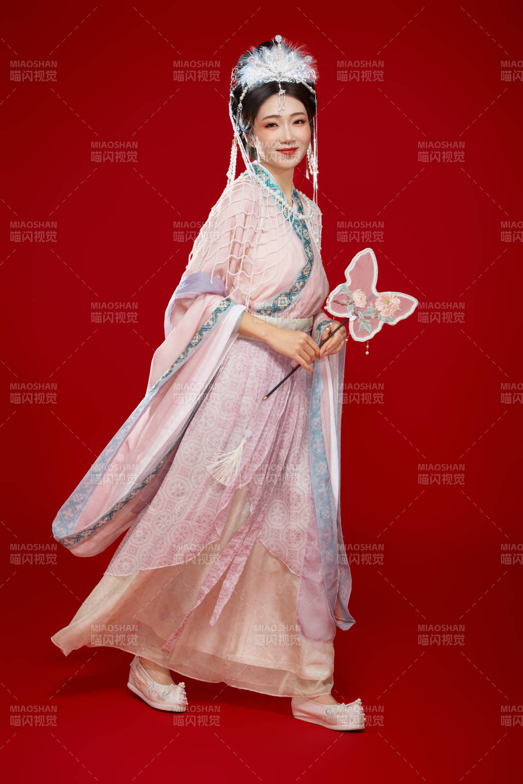 紅色背景下身穿中國明朝簪花發飾漢服的美女