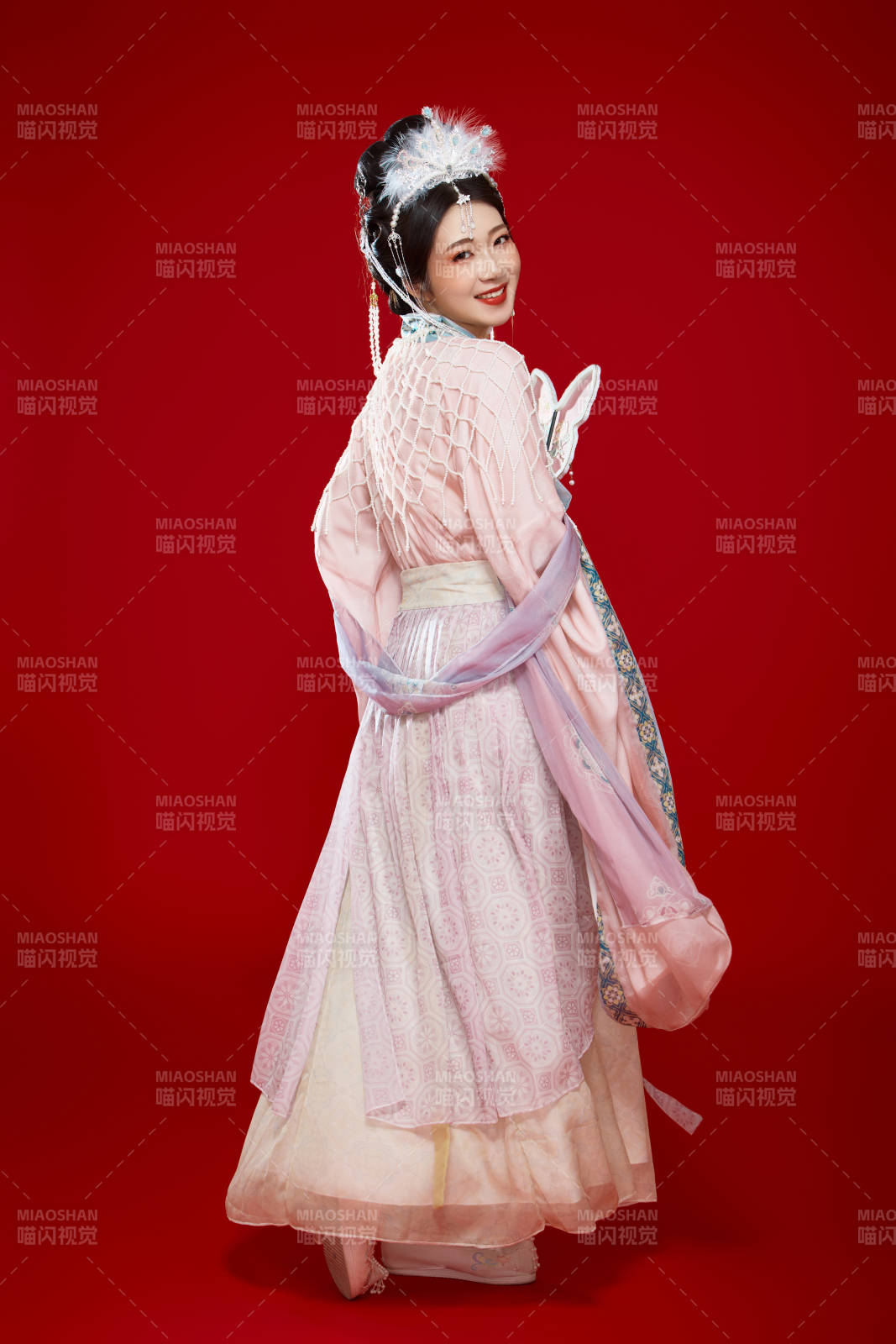 紅色背景下身穿中國明朝簪花發飾漢服的美女