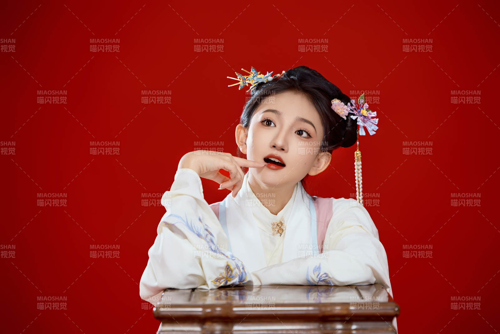 紅色背景下穿著中國(guó)明朝明制漢服服飾的少女