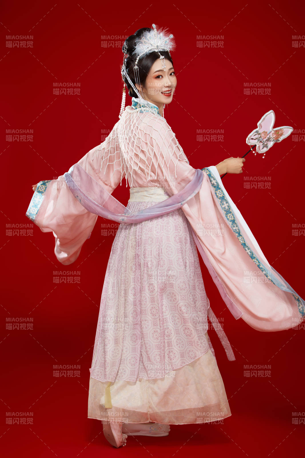 紅色背景下身穿中國(guó)明朝簪花發(fā)飾漢服的美女